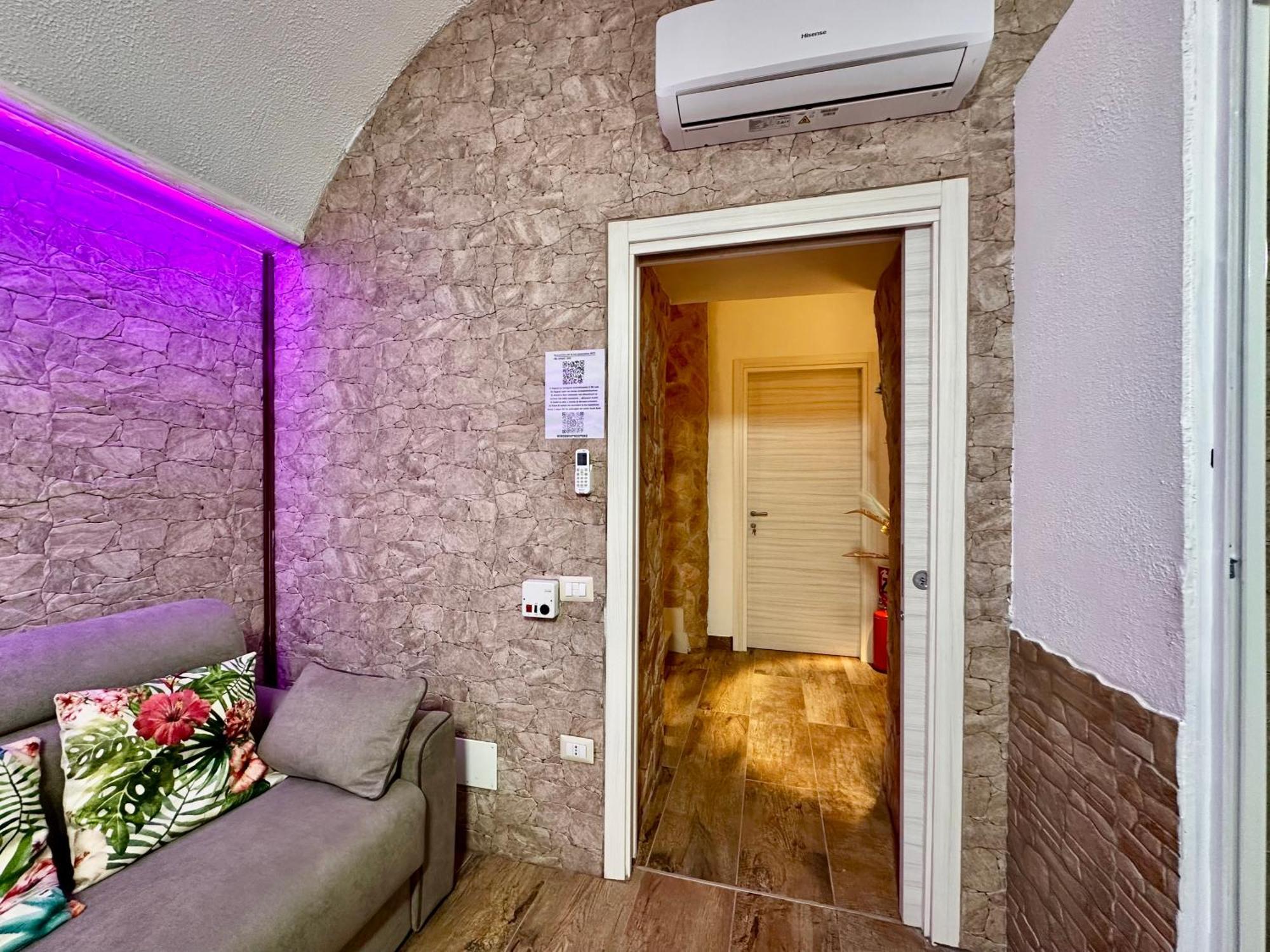 Window In The Stone Naples Hotel Exterior photo